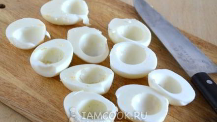 Рецепт яиц, фаршированных сельдью с горчичной заправкой