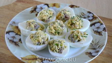 Рецепт яиц, фаршированных сельдью с горчичной заправкой