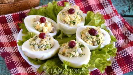 Рецепт яиц, фаршированных сельдью с горчичной заправкой