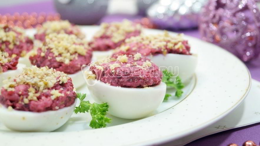 Рецепт яиц, фаршированных свеклой и орехами