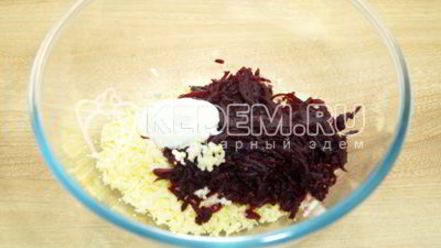 Рецепт яиц, фаршированных свеклой и орехами