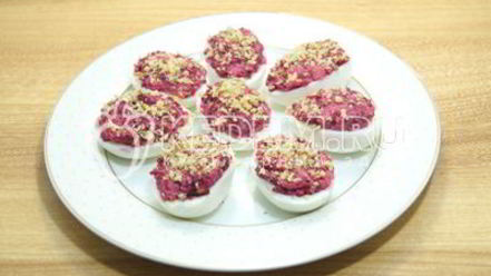 Рецепт яиц, фаршированных свеклой и орехами