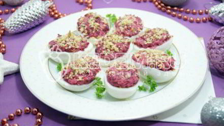 Рецепт яиц, фаршированных свеклой и орехами