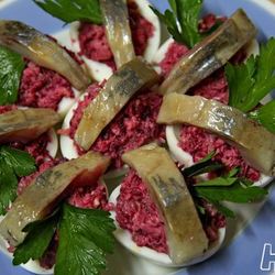 Рецепт Яиц, фаршированных свеклой с сельдью