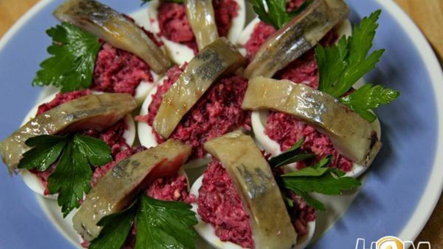 Рецепт яиц, фаршированных свеклой с сельдью