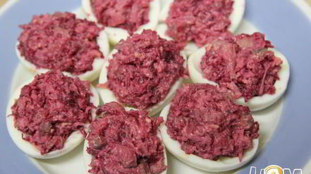Рецепт яиц, фаршированных свеклой с сельдью