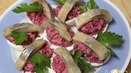 Рецепт яиц, фаршированных свеклой с сельдью