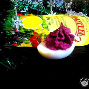 Рецепт Яиц, фаршированных свекольно-селедочным паштетом