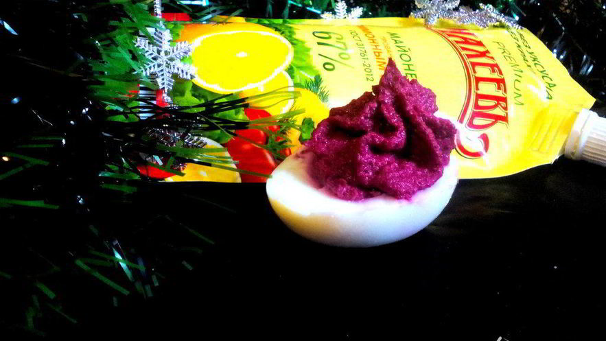 Рецепт яиц, фаршированных свекольно-селедочным паштетом