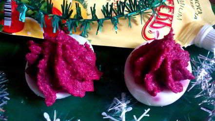 Рецепт яиц, фаршированных свекольно-селедочным паштетом