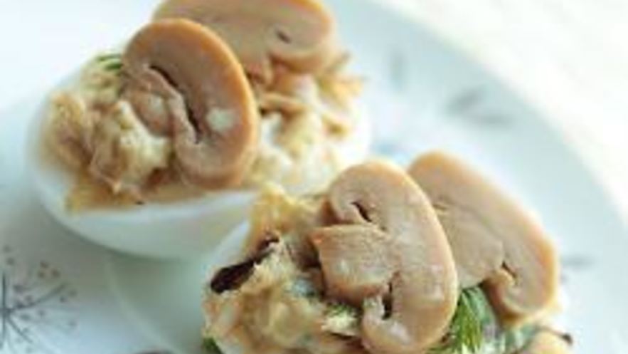 Рецепт яиц фаршированных сыром и маринованными грибами