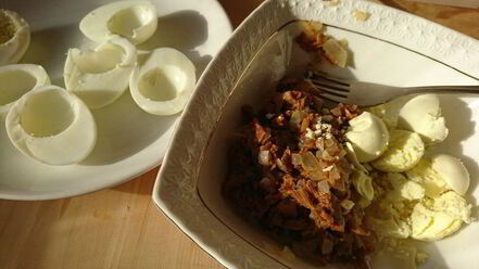 Рецепт яиц, фаршированных жареными лисичками