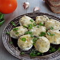 Горячая закуска из яиц, грибов и сыра