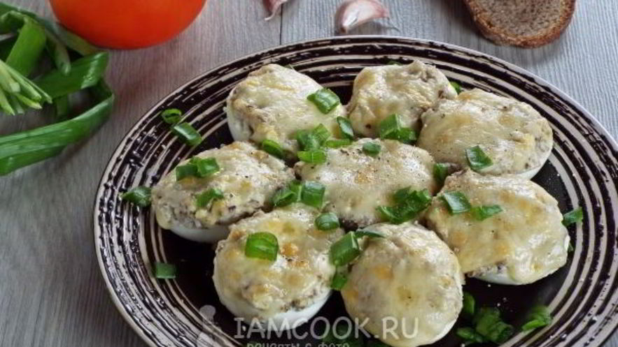Рецепт горячей закуски из яиц, грибов и сыра