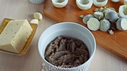Рецепт горячей закуски из яиц, грибов и сыра