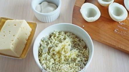 Рецепт горячей закуски из яиц, грибов и сыра