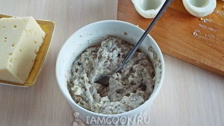 Рецепт горячей закуски из яиц, грибов и сыра