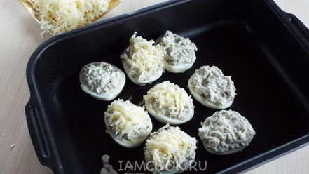 Рецепт горячей закуски из яиц, грибов и сыра