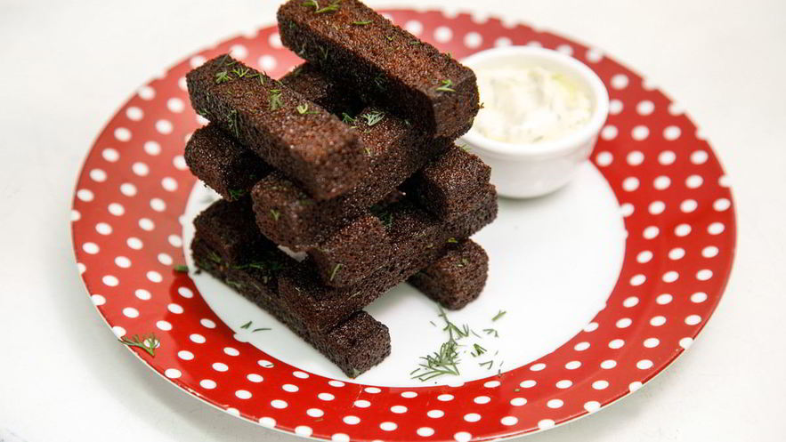 Рецепт чесночных гренков с соусом