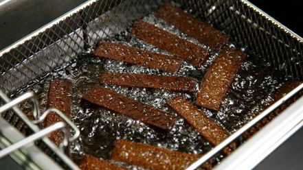 Рецепт чесночных гренков с соусом