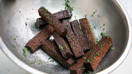 Рецепт чесночных гренков с соусом