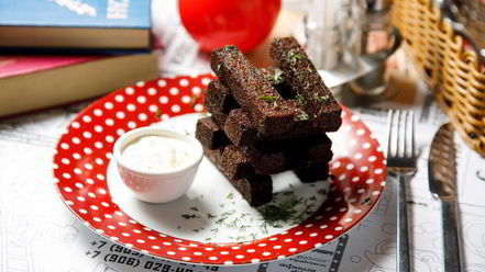 Рецепт чесночных гренков с соусом