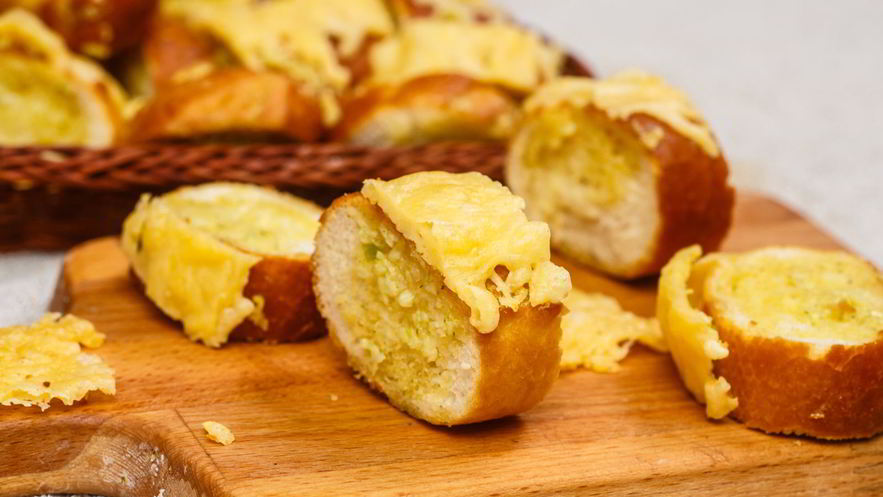 Рецепт чесночных гренков с сыром