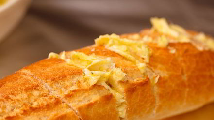 Рецепт чесночных гренков с сыром