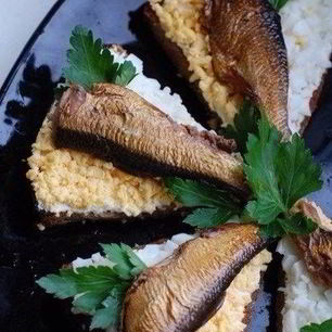 Рецепт Чесночных гренков с яйцом и шпротами