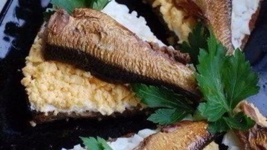 Рецепт чесночных гренков с яйцом и шпротами