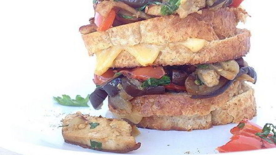 Рецепт двойных гренков без яиц с овощами