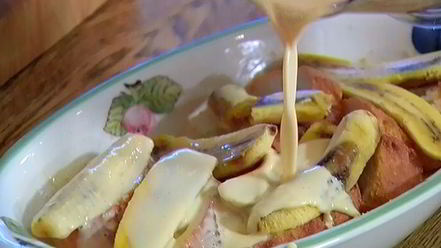 Рецепт французских гренков с бананами и карамельным соусом