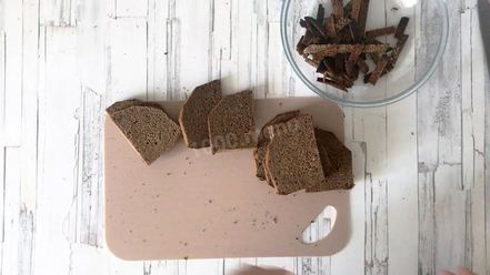 Рецепт гренков из черного хлеба с чесноком