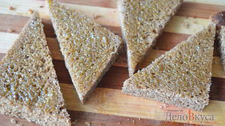 Рецепт гренков из черного хлеба с кунжутом