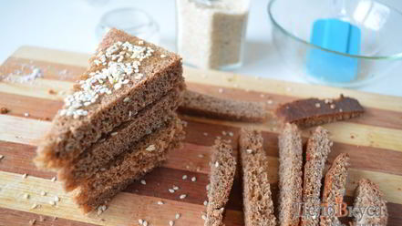 Рецепт гренков из черного хлеба с кунжутом