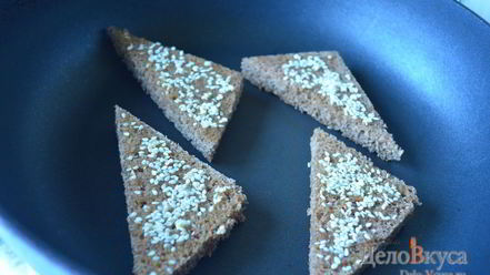 Рецепт гренков из черного хлеба с кунжутом