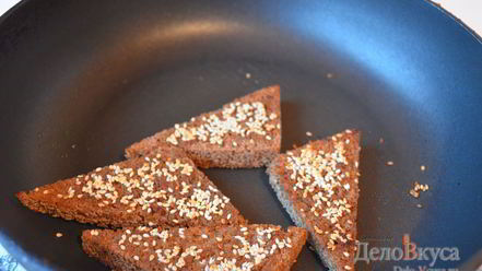 Рецепт гренков из черного хлеба с кунжутом