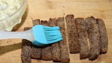 Рецепт гренков из черного хлеба с сыром и чесноком