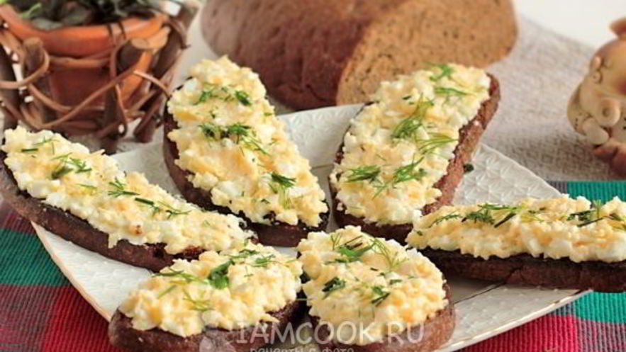 Рецепт гренков из черного хлеба с сыром и яйцом