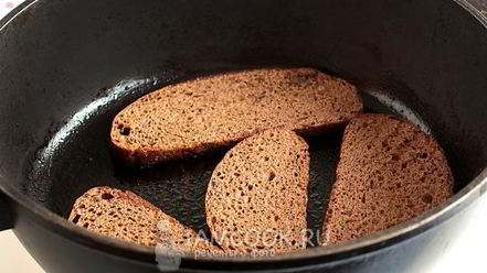 Рецепт гренков из черного хлеба с сыром и яйцом