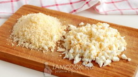 Рецепт гренков из черного хлеба с сыром и яйцом