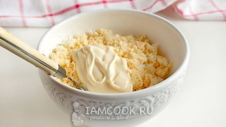 Рецепт гренков из черного хлеба с сыром и яйцом