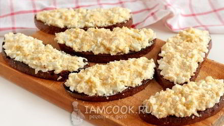 Рецепт гренков из черного хлеба с сыром и яйцом