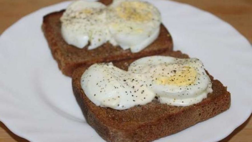 Рецепт гренков из черного хлеба с вареным яйцом