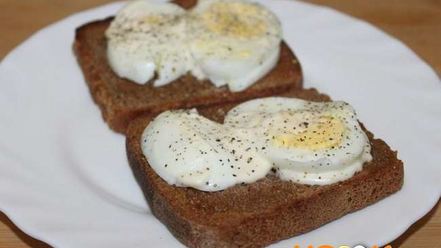 Рецепт гренков из черного хлеба с вареным яйцом