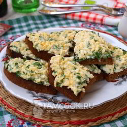 Рецепт Гренков из черного хлеба с яйцом и зеленью