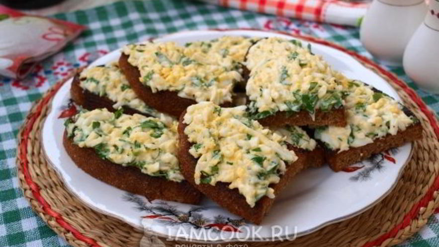 Рецепт гренков из черного хлеба с яйцом и зеленью