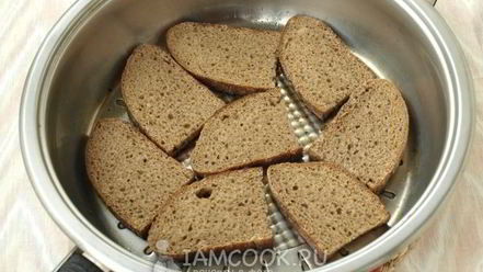 Рецепт гренков из черного хлеба с яйцом и зеленью