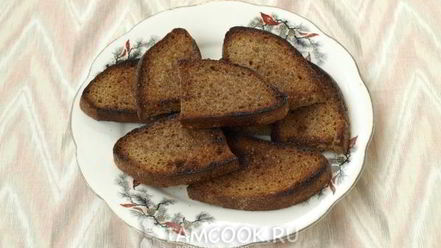 Рецепт гренков из черного хлеба с яйцом и зеленью