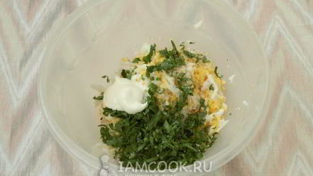 Рецепт гренков из черного хлеба с яйцом и зеленью